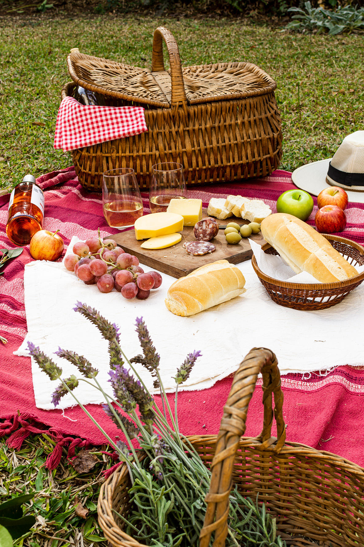 panier ouvert pour dejeuner sur l'herbe